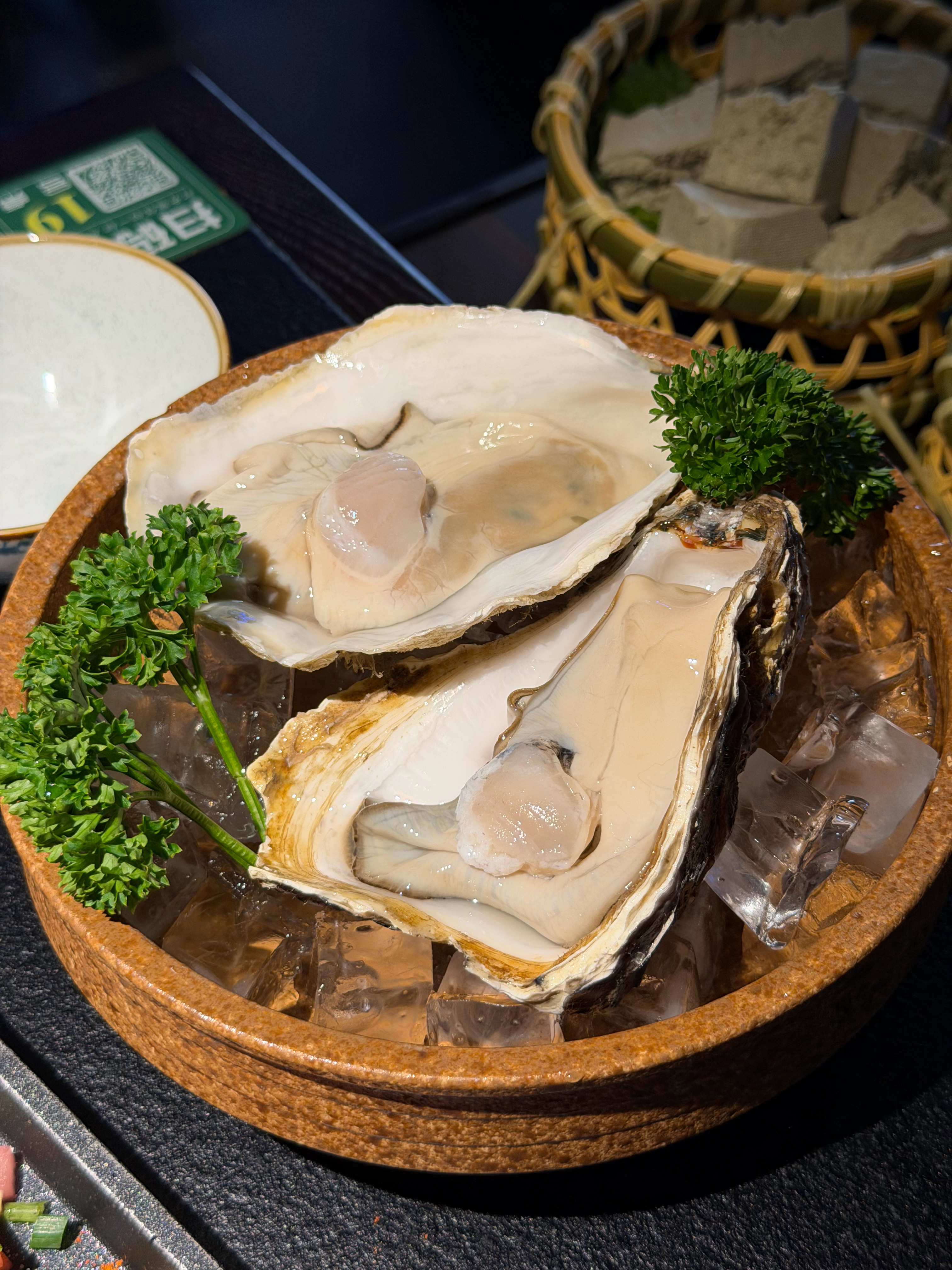 杭州真是个网红痛城，随便吃个饭周围两三桌人都是博主，都在聊数据、带货、客户、达人