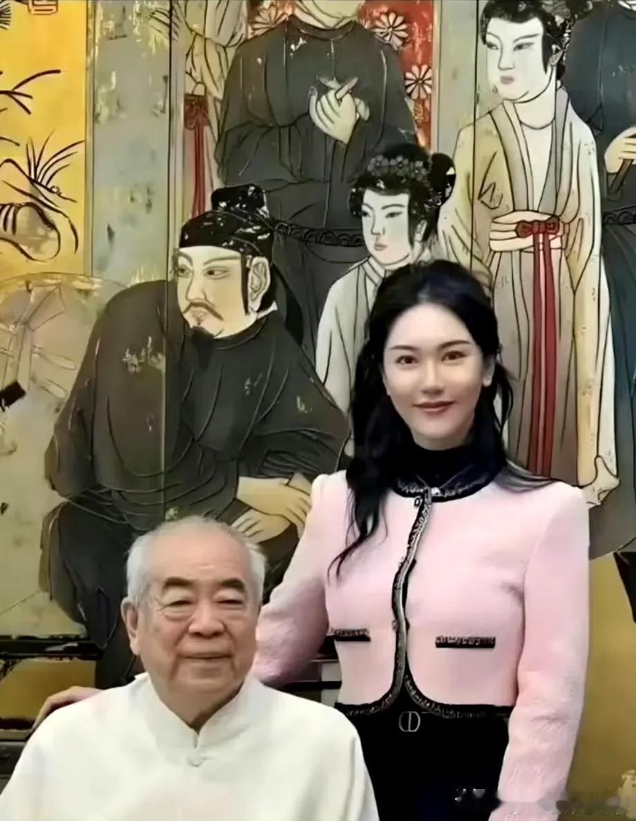 炸裂！
上演大反转？
没有失联？范曾夫妇和范一夫到法国看画展去了？[捂脸]咱就说