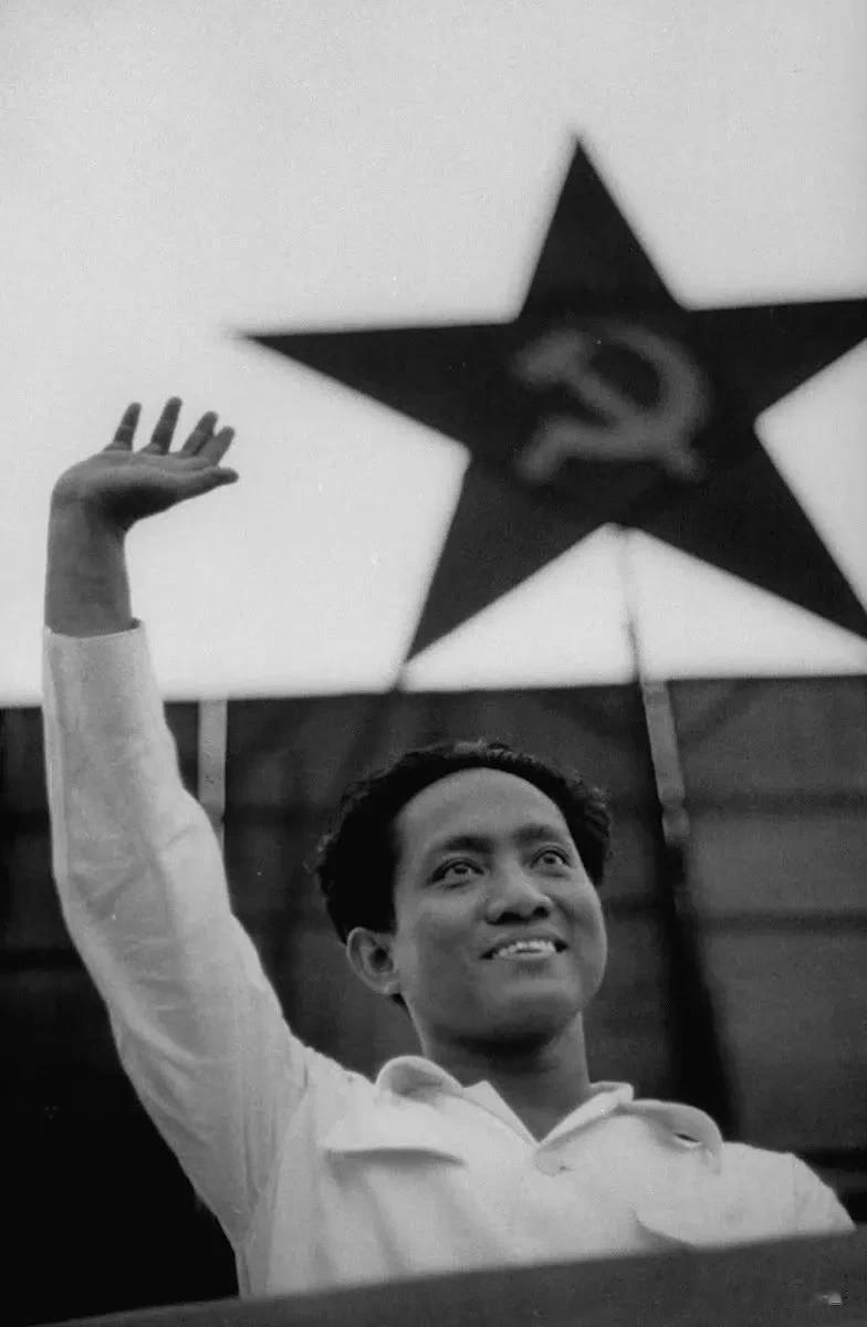 伟大领袖毛泽东主席接见印度尼西亚共产党领导人艾地。艾地对华友好亲善，崇拜中国革命