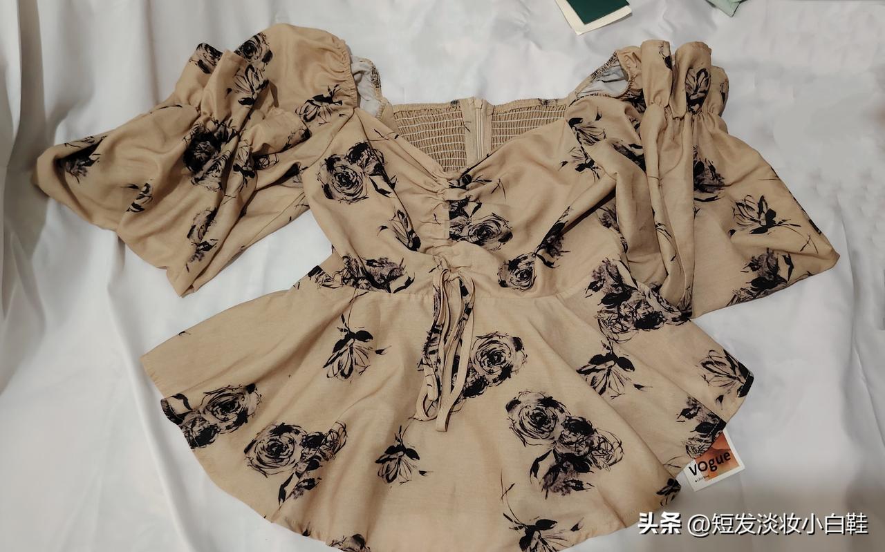 早上刚开门就有一位宝妈带着一位小女孩走进来，这位宝妈看起来只有二十多岁的样子，五