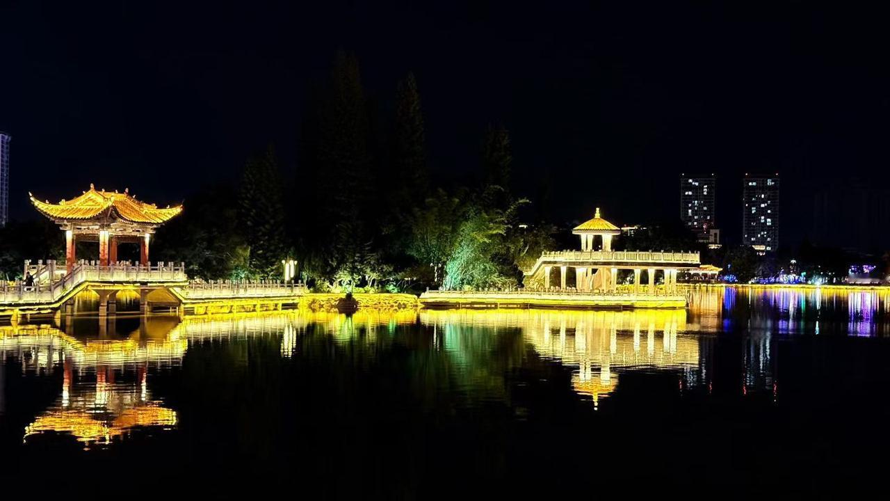 云南蒙自，气候宜人，四季温暖如春。每当夜幕降临，华灯初上，灯火璀璨。

南湖公园
