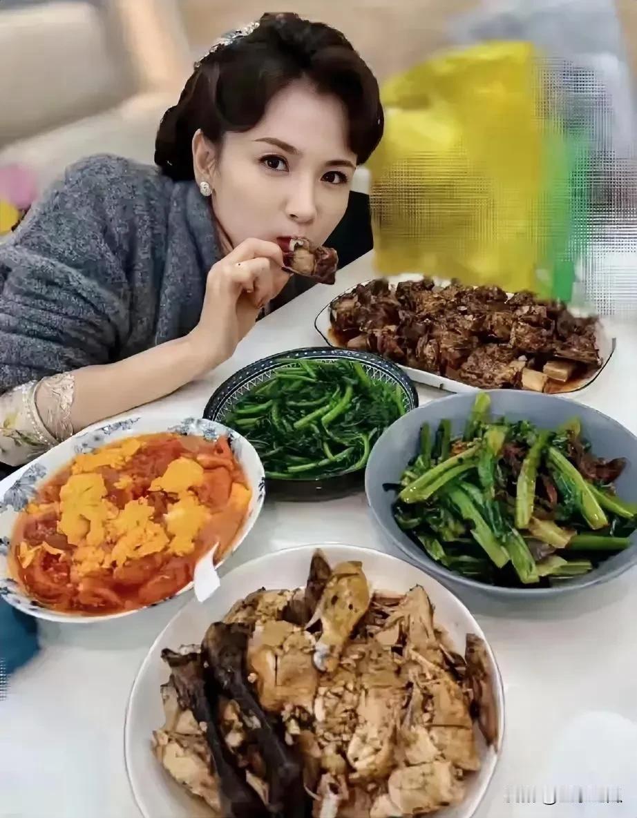 刘涛身材保持得很好，是因为她在生活里十分注重营养搭配。西红柿炒鸡蛋清淡且富有营养