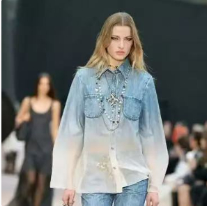 香奈儿这衣服超神奇，上牛仔下纱竟然无缝合痕迹，咋做到的 