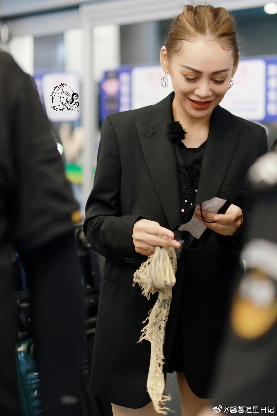 宁静的妆 超前精神状态《蜂蜜的针》宁静妆容又飒又绝，气场全开！利落妆造搭配松弛自