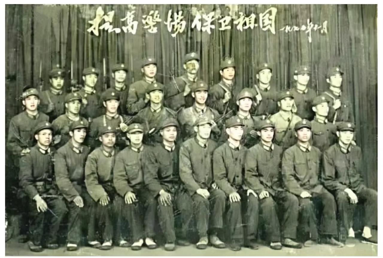 老照片的记忆
这是今天战友群一位老战友发到群里的，想标注照片中的姓名。这张照片是