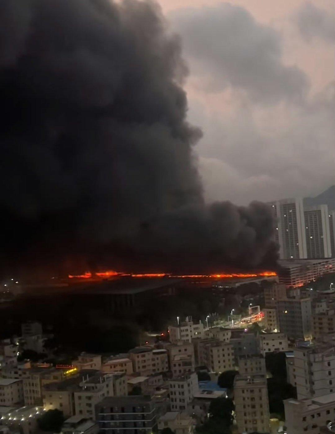 比亚迪回应深圳车库火灾深圳坪山比亚迪一立体车库凌晨起火！官方通报火势已扑灭，无人