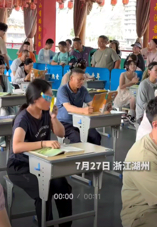 浙江湖州一度假区，现场举办“偷吃大赛”，模拟课堂偷吃零食场景，参赛者需在NPC监