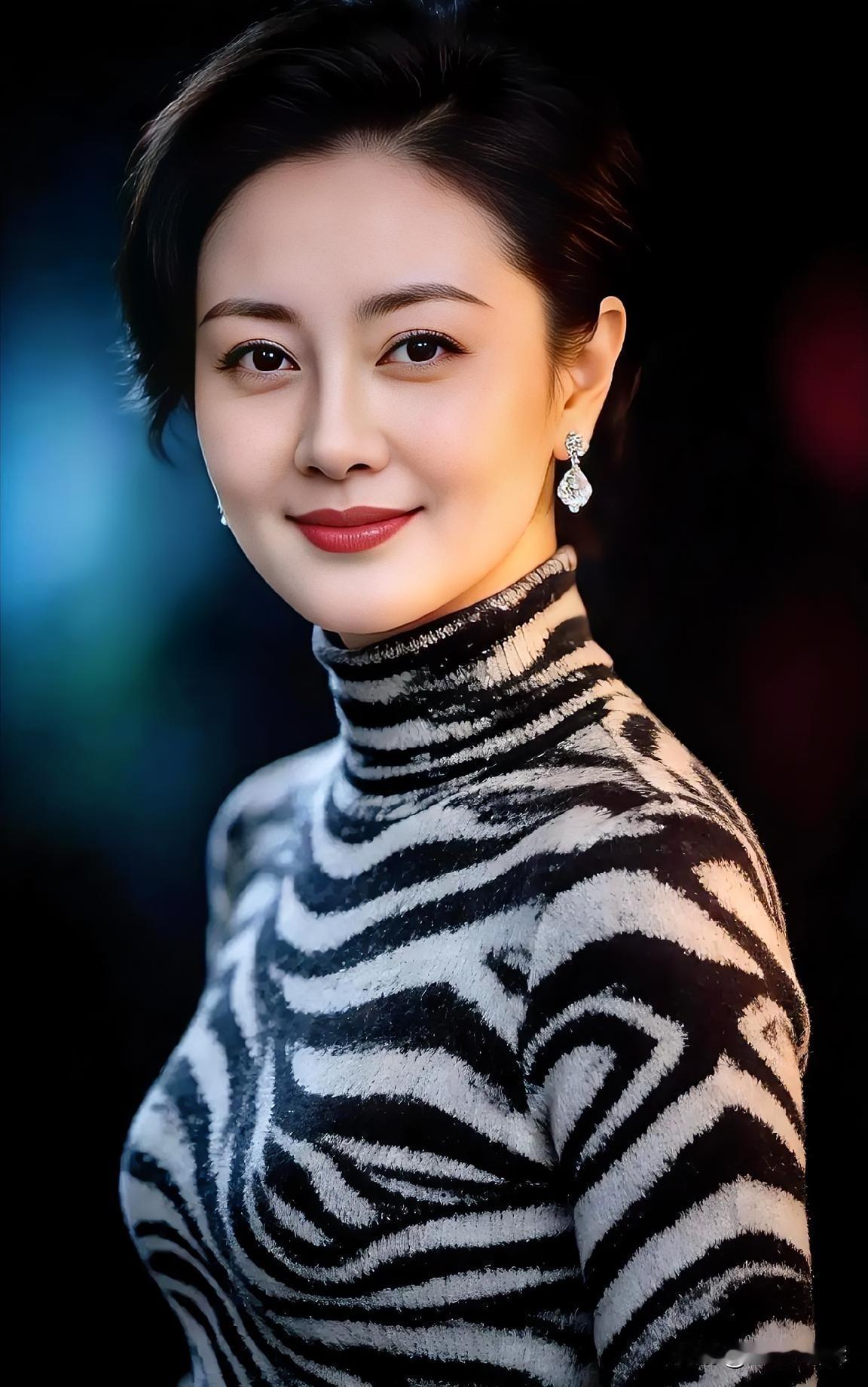 光影流转间，条纹织就沉静风华，优雅自成。