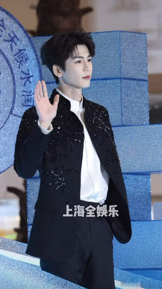 张凌赫立领闪钻黑西装张凌赫上海活动线下状态  张凌赫上海活动线下状，张凌赫立领闪