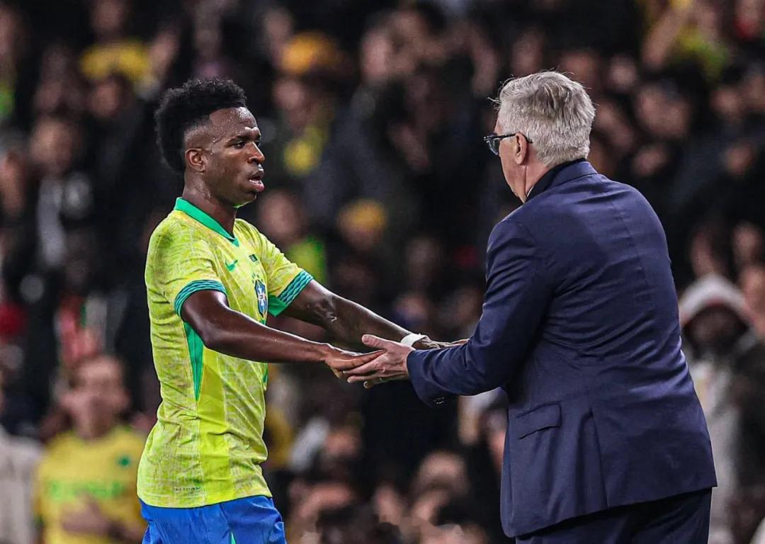 意大利名帅安切洛蒂做客电视节目。在节目预告中，他谈到了维尼修斯近期的争议行为、哈