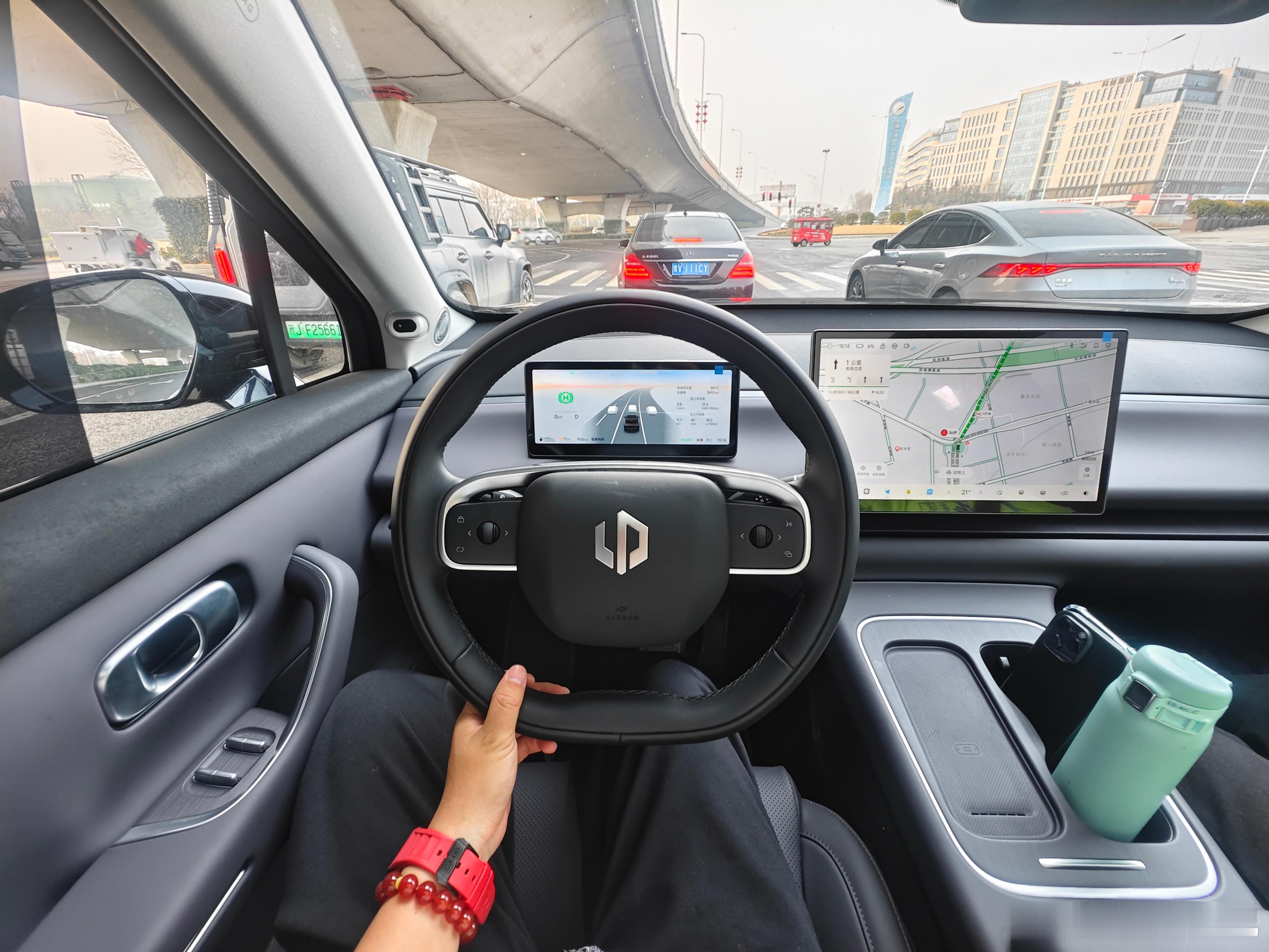 神州的说深蓝S07被撞了，给我换了台零跑C10 