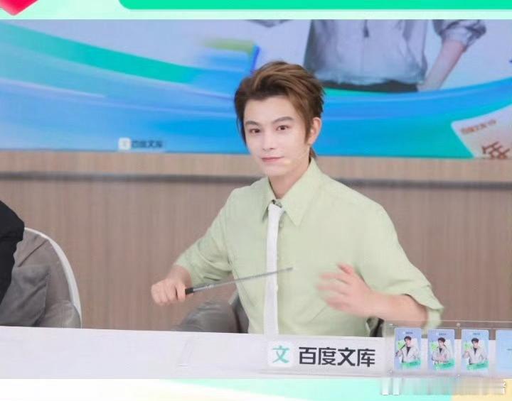 丁禹兮今晚直播状态，搬起小板凳，代言人开课啦[揣手][揣手] ​​​