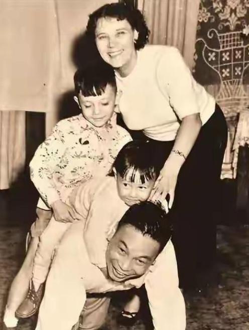 1941年，蒋经国给蒋介石信中写道：“秘书章亚若怀孕了，请求准许结婚。”蒋介石回