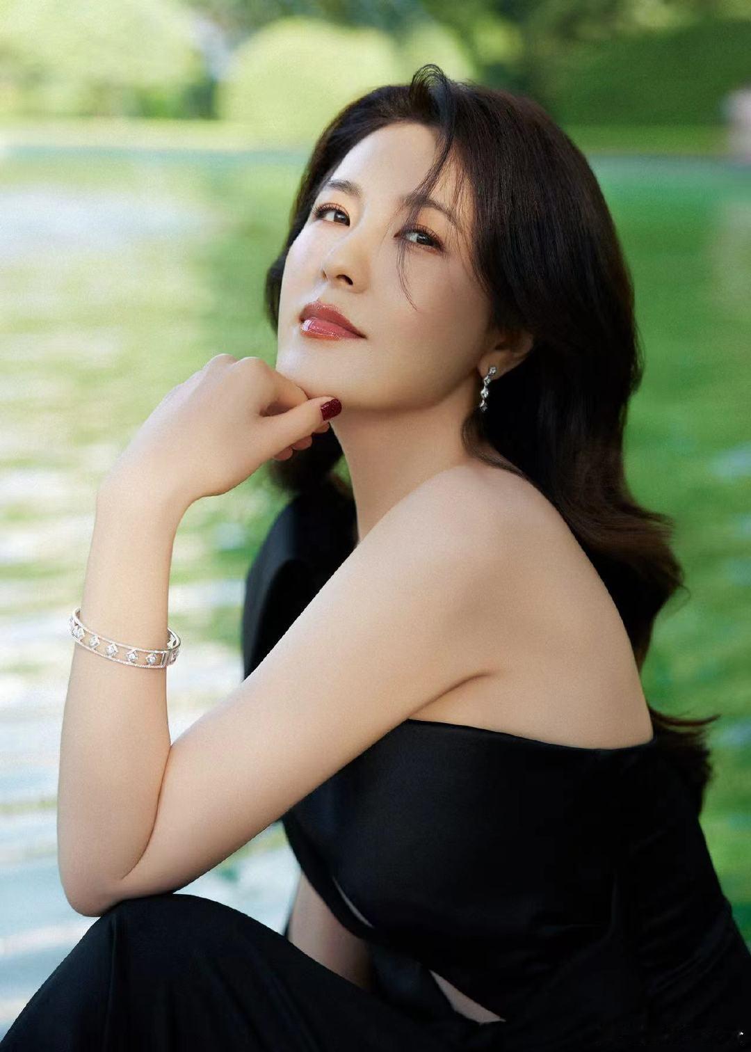 #48岁要是长曾黎这样做梦都能笑醒# 真的不敢相信曾黎已经48岁了，那颜值和身段