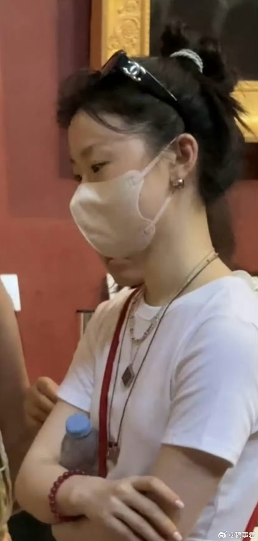 给单依纯热成蒸蛋了 在巴黎卢浮宫听讲解的🥚真的有被热到她去了一趟巴黎，粉丝宝宝