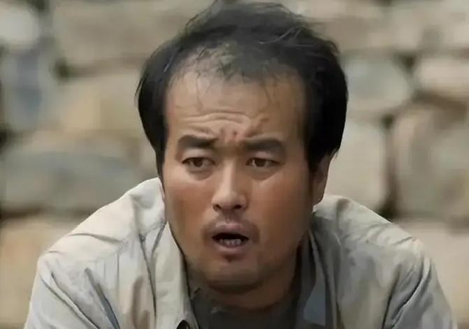 邵老五，37岁，靠《主角》里敲鼓的郭锤子火了，观众一查他资料全傻了。

网上流传