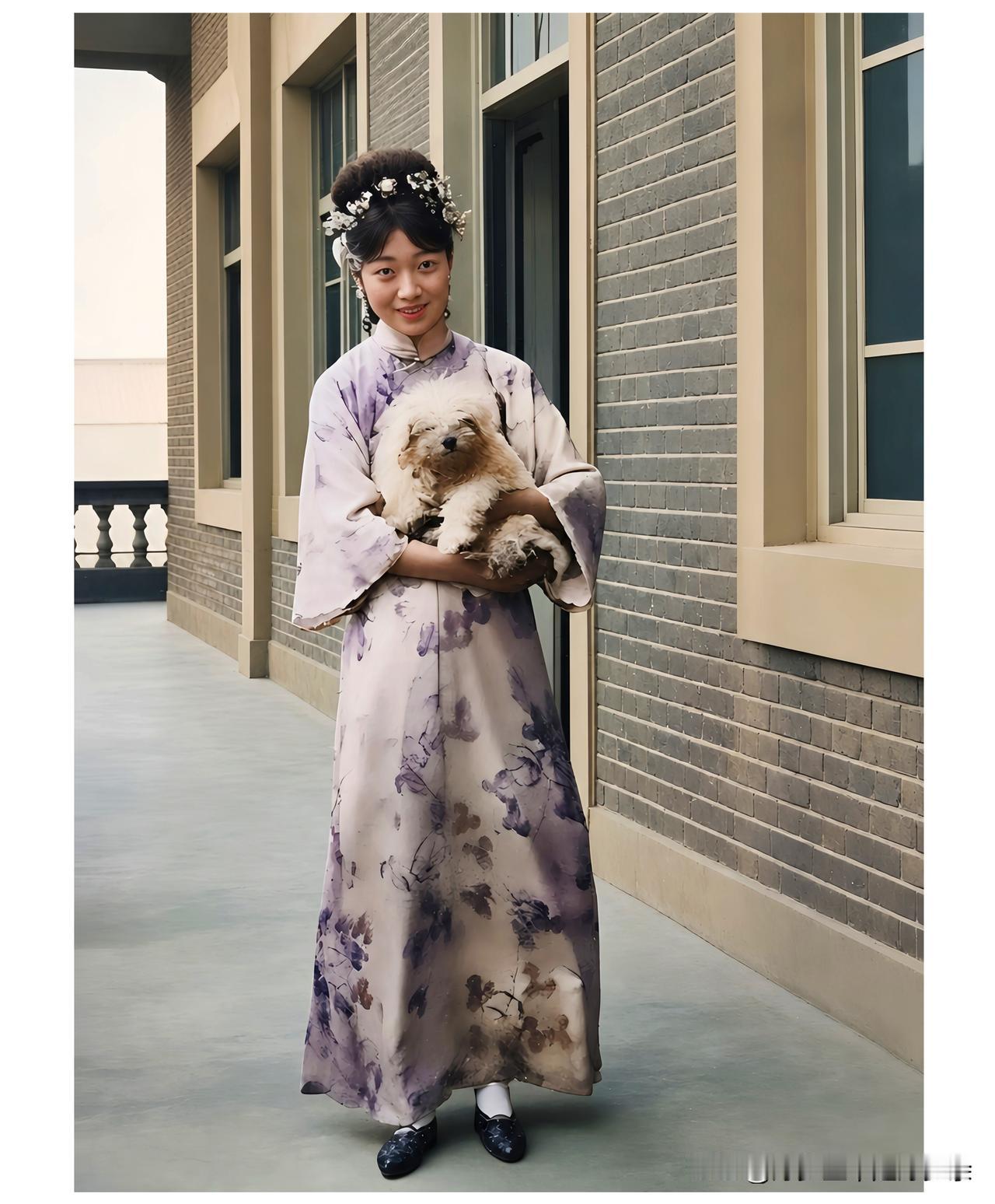 这是末代皇后婉容在天津张园的真实留影，这并非演戏，也并非影视剧里的饰演者，而是货