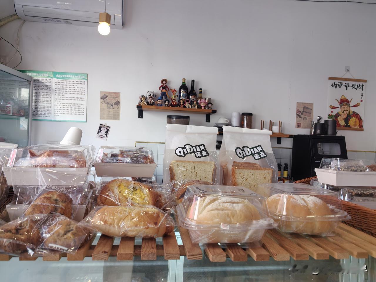 陪姑姑去侄子的蛋糕店看看。侄子的蛋糕店就在街上，不过平时难得去一回。

姑姑回来