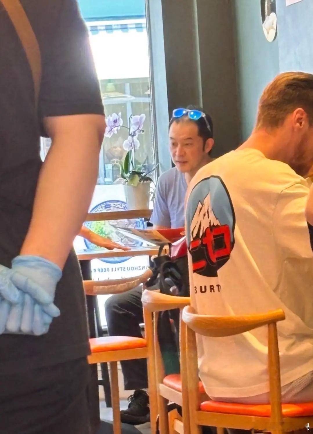 沙溢一家英国被偶遇，他发际线高发缝宽，14岁安吉穿白T发量喜人！ 