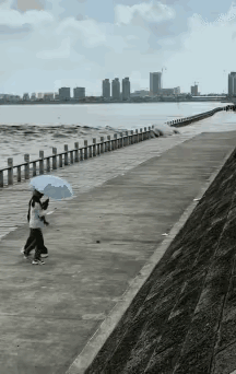 物竞天择，对自然界毫无敬畏之心的人，只有被教训的份！