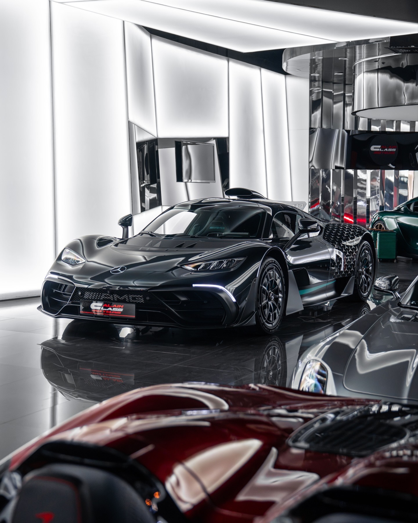 梅赛德斯-AMG One来自赛道的混合动力技术，一款1.6升涡轮增压V6引擎，转