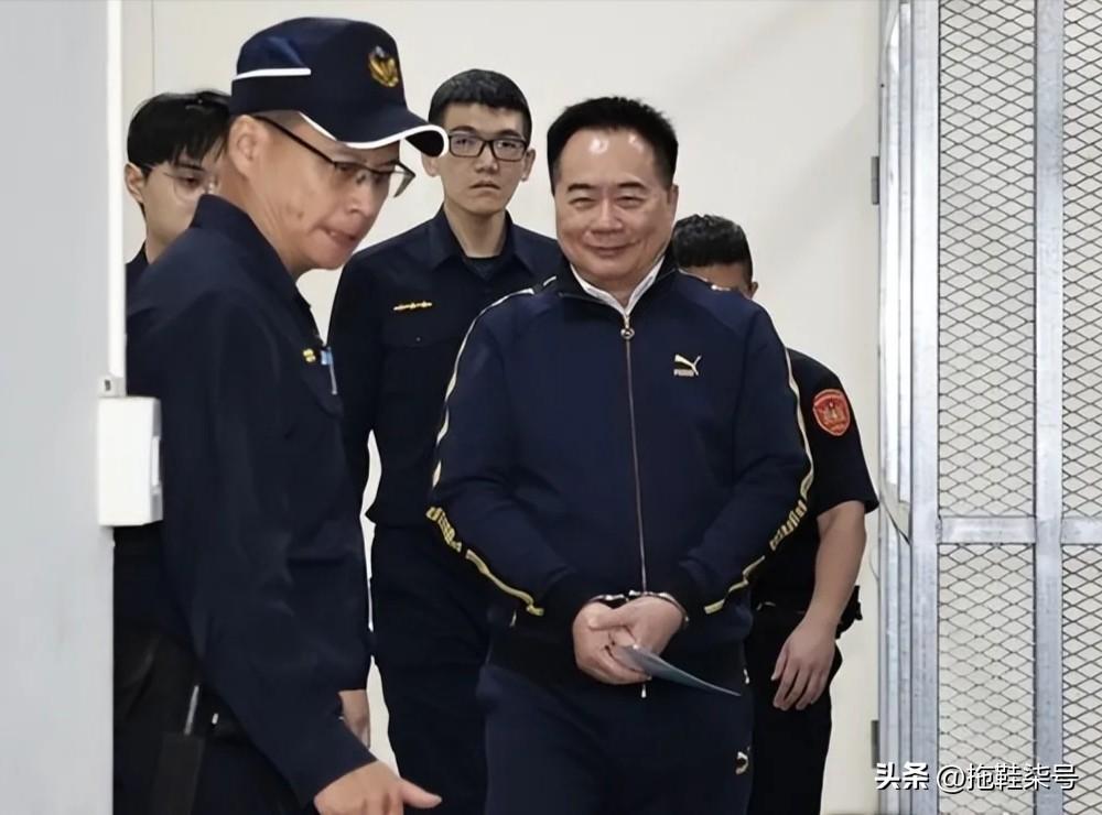 今晚是蔡正元入监服刑的第一个晚上，不知道他监舍的床位位置好不好，万一分到一个离厕