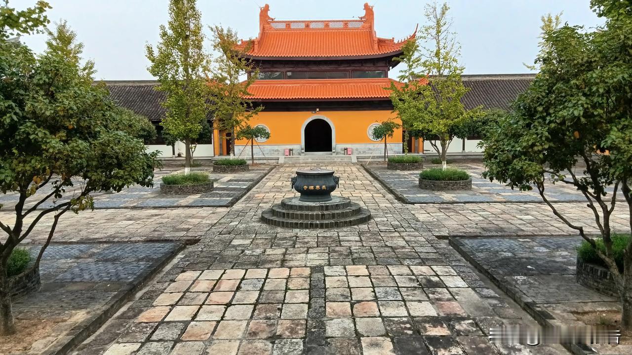 无锡城南南泉有个长泰禅寺，正门是从来不开。这样似乎对想来礼佛的百姓不够友好吧？