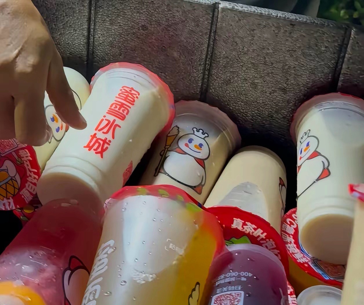 这种蜜雪冰城是真的还是假的？ ​​​