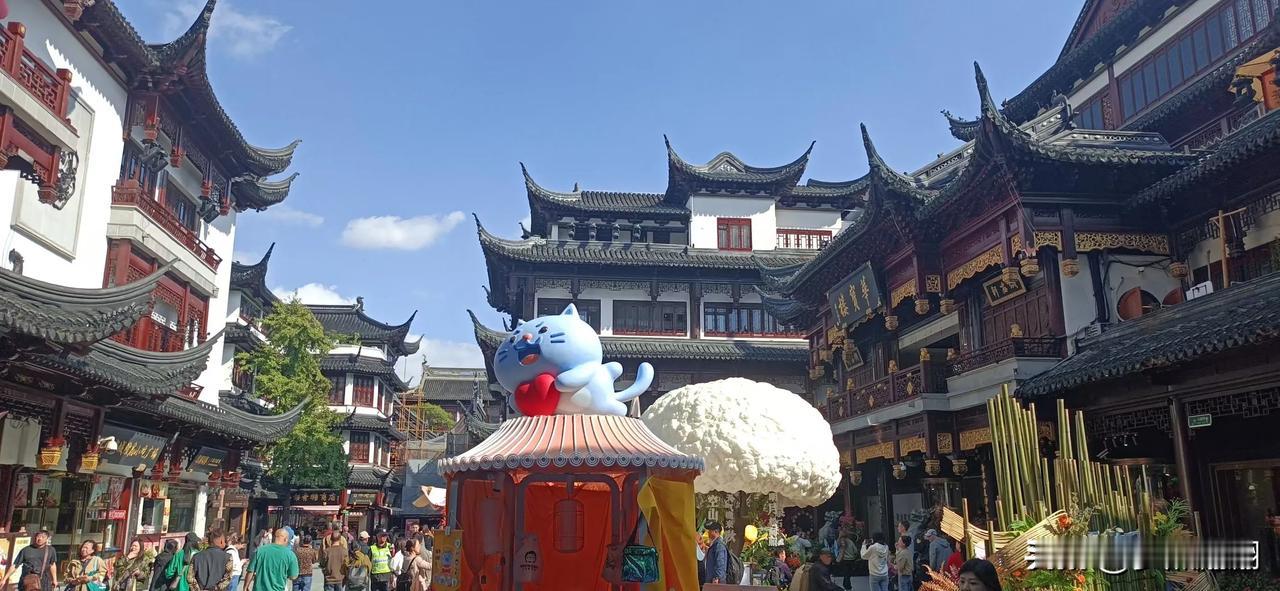 #随手拍下每一天的美好#秋日的一天，我来到城隍庙。阳光如同碎金洒在古老的建筑上，