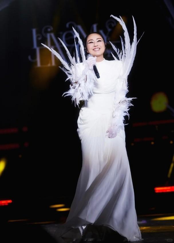 【On.cc】楊千嬅杭州巡唱滿足歌迷願望　引3萬人大合唱繼成都站後，楊千嬅昨日（