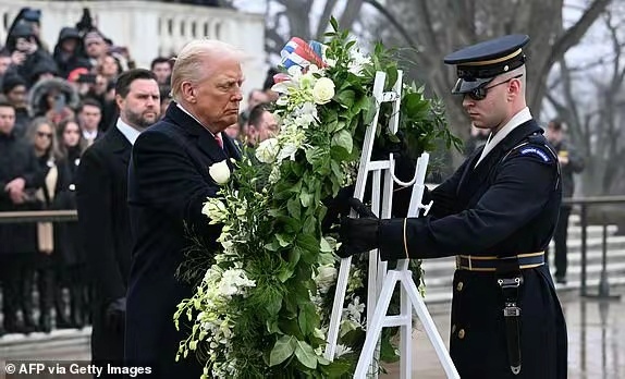 特朗普宣誓就职前，到阿灵顿国家公墓敬献花圈，现场大部分人穿的都是肃穆的黑色，只有