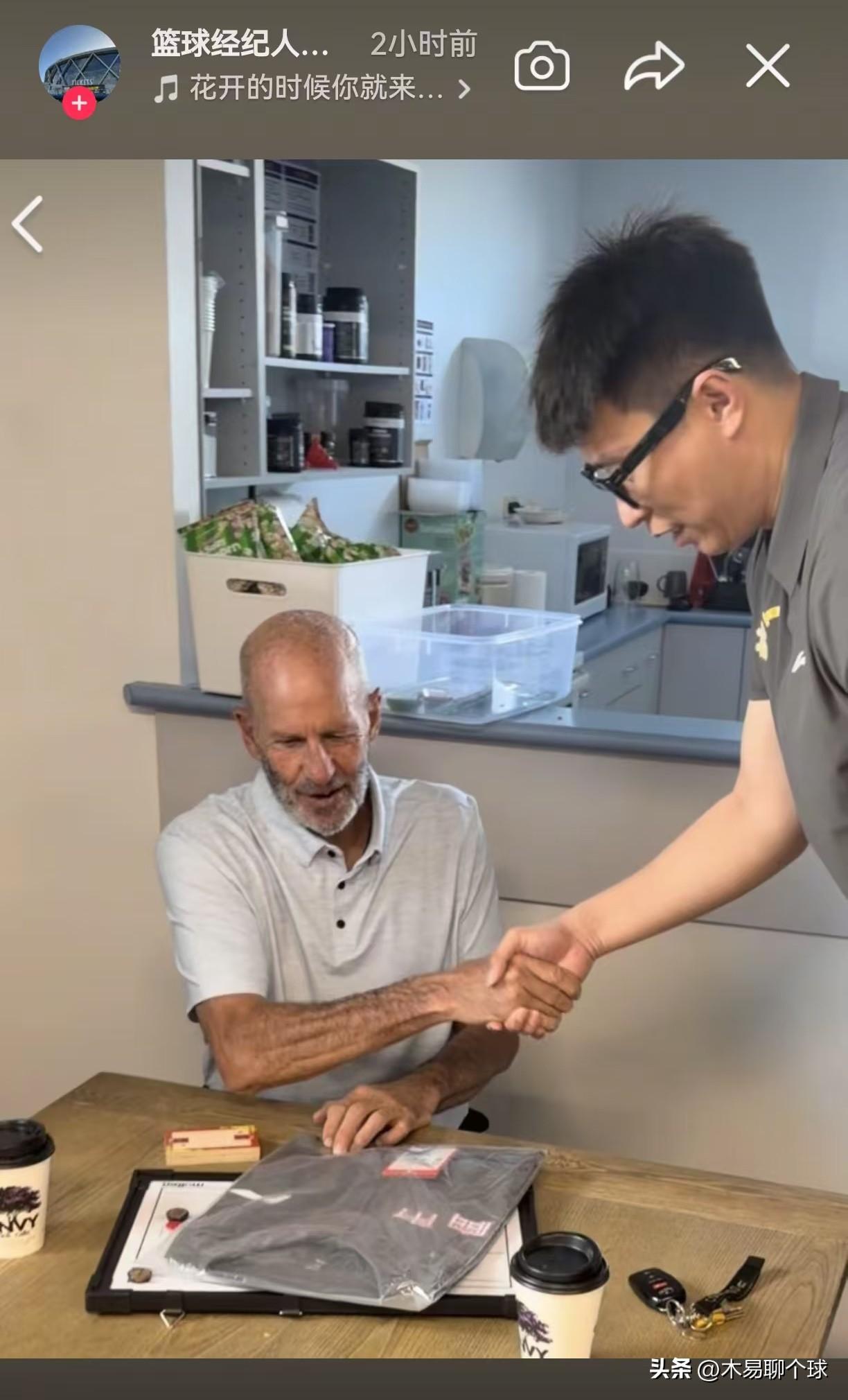 广东男篮大外援抵港？
近日，朱芳雨亲承大外援已经在路上，这一消息引起球迷们强烈关