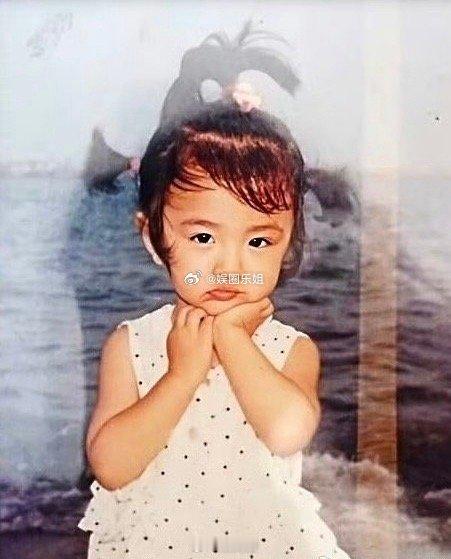哈哈，大美女说这是妈生双下巴，已经跟了三十多年了[哈哈]美女搞起抽象也一样还是美