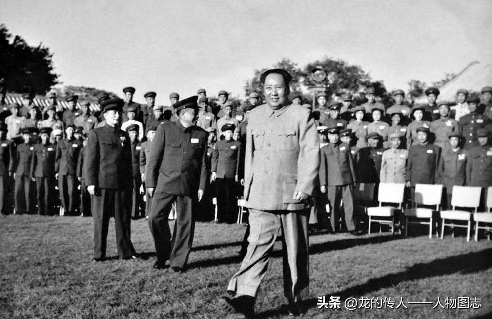 1952年5月23日.毛主席和朱总司令在中南海怀仁堂后面的大草坪上接见志愿军归国