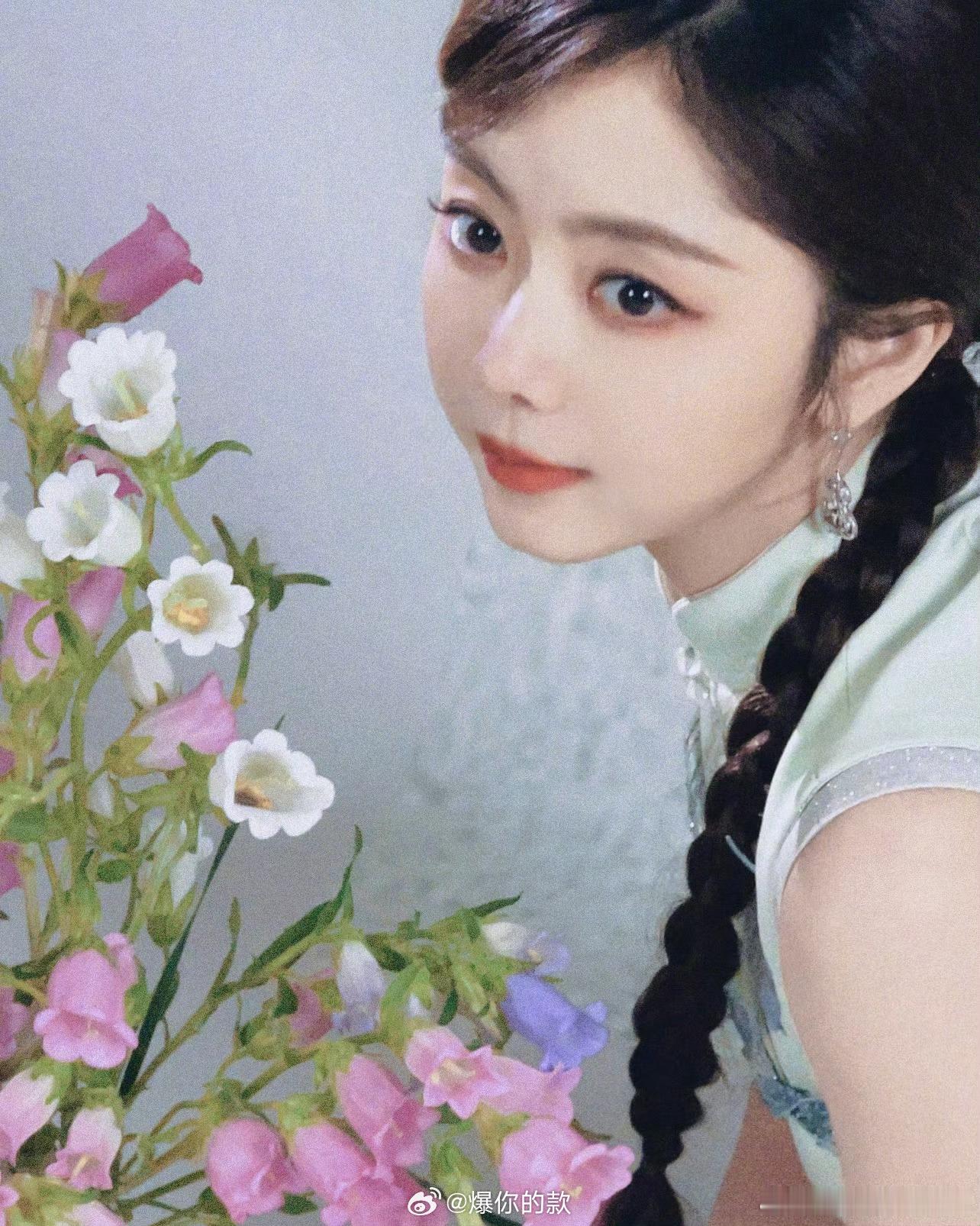 谭松韵端午晒旗袍照端午晚会浅艾草绿的宋制褙子，衣身的菖蒲暗纹在灯光下若隐若现，谭