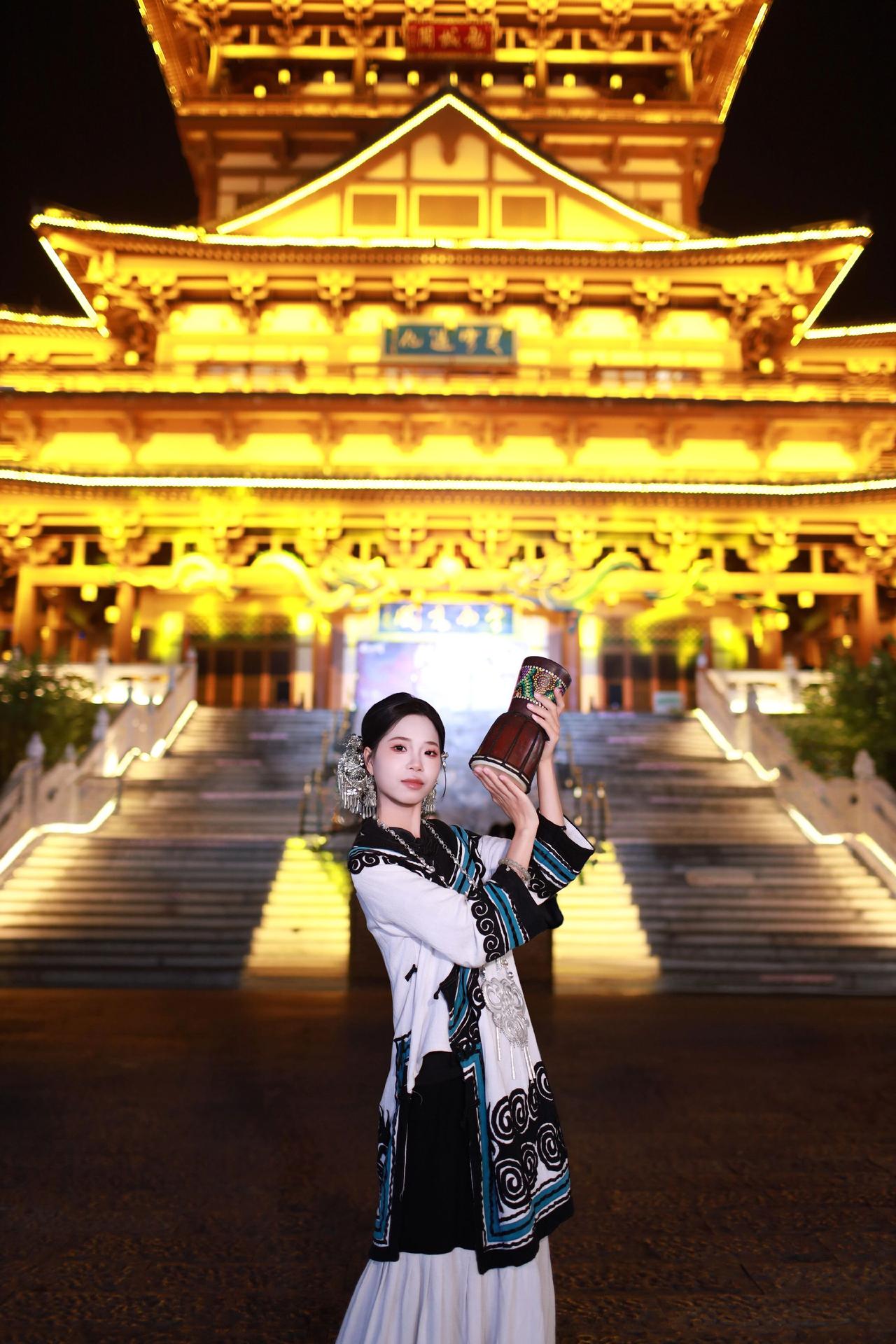 偶遇古镇，随拍几张民族服装 原来穿上古装也可以这么美 少数民族服饰 旅行推荐官