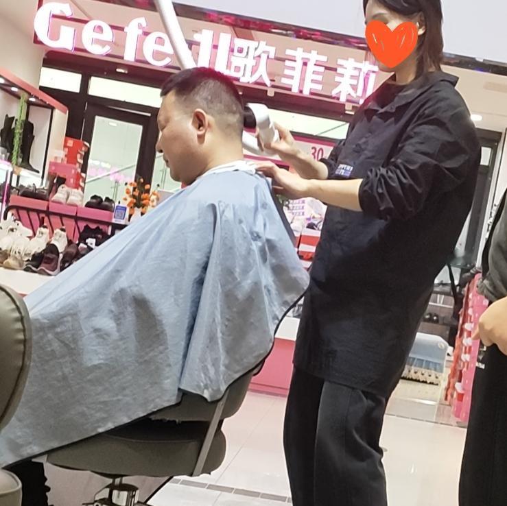 给大家提个醒
该理发的快点去理发，过几天再去理发就要涨价了，就会多了三五斗。
带