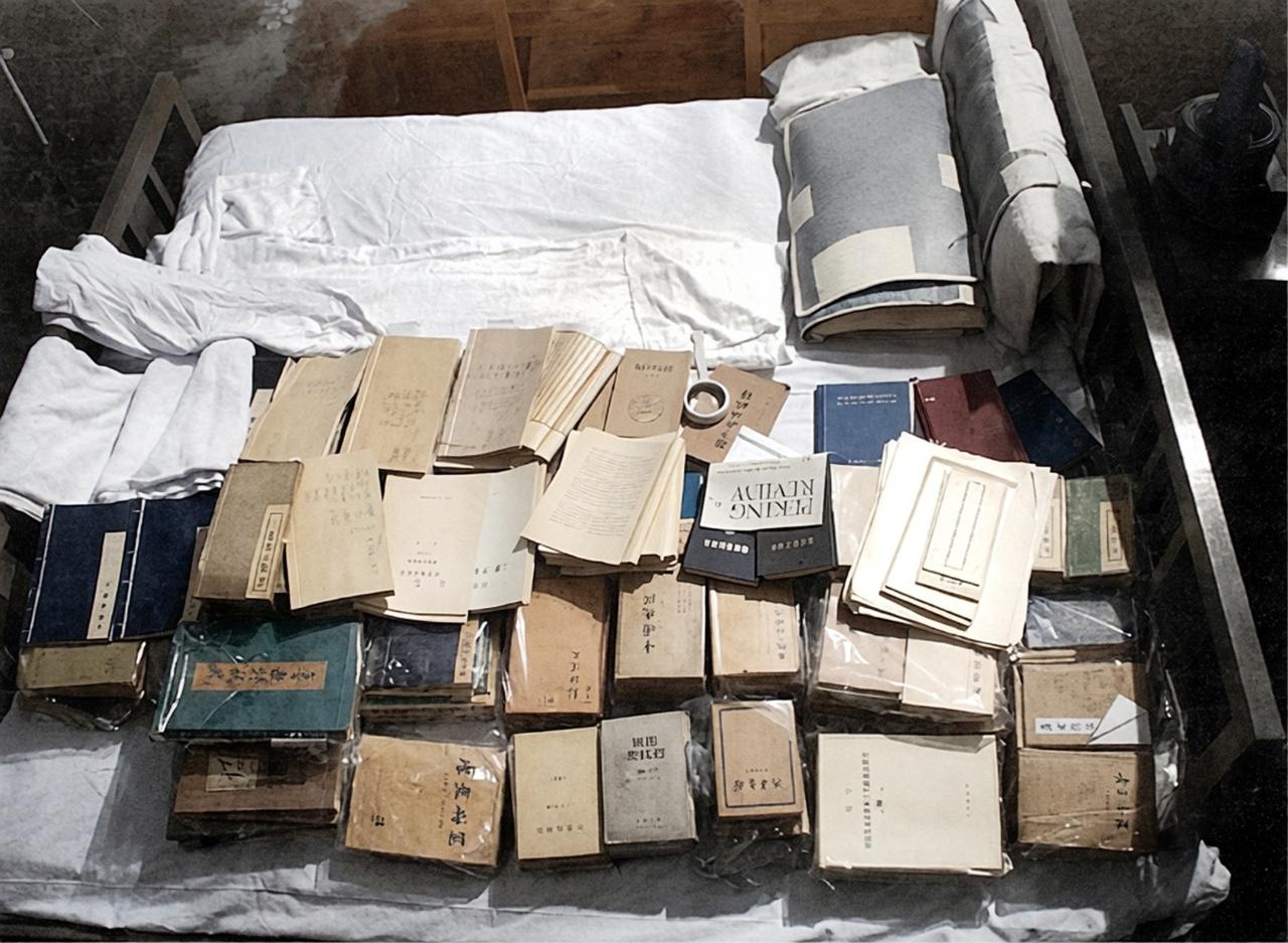 俯视看一下毛主席的床，书占了一半，开创新中国的伟人，床单、枕头普通得超出想象。国