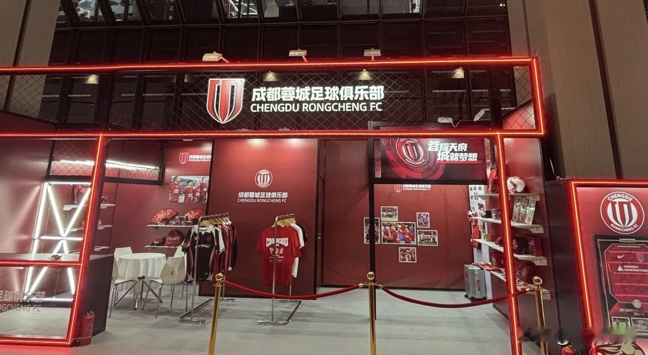 国庆期间，成都西博城旁的天府会议中心，正在举行盛大的文创周活动，吸引了不少游客来