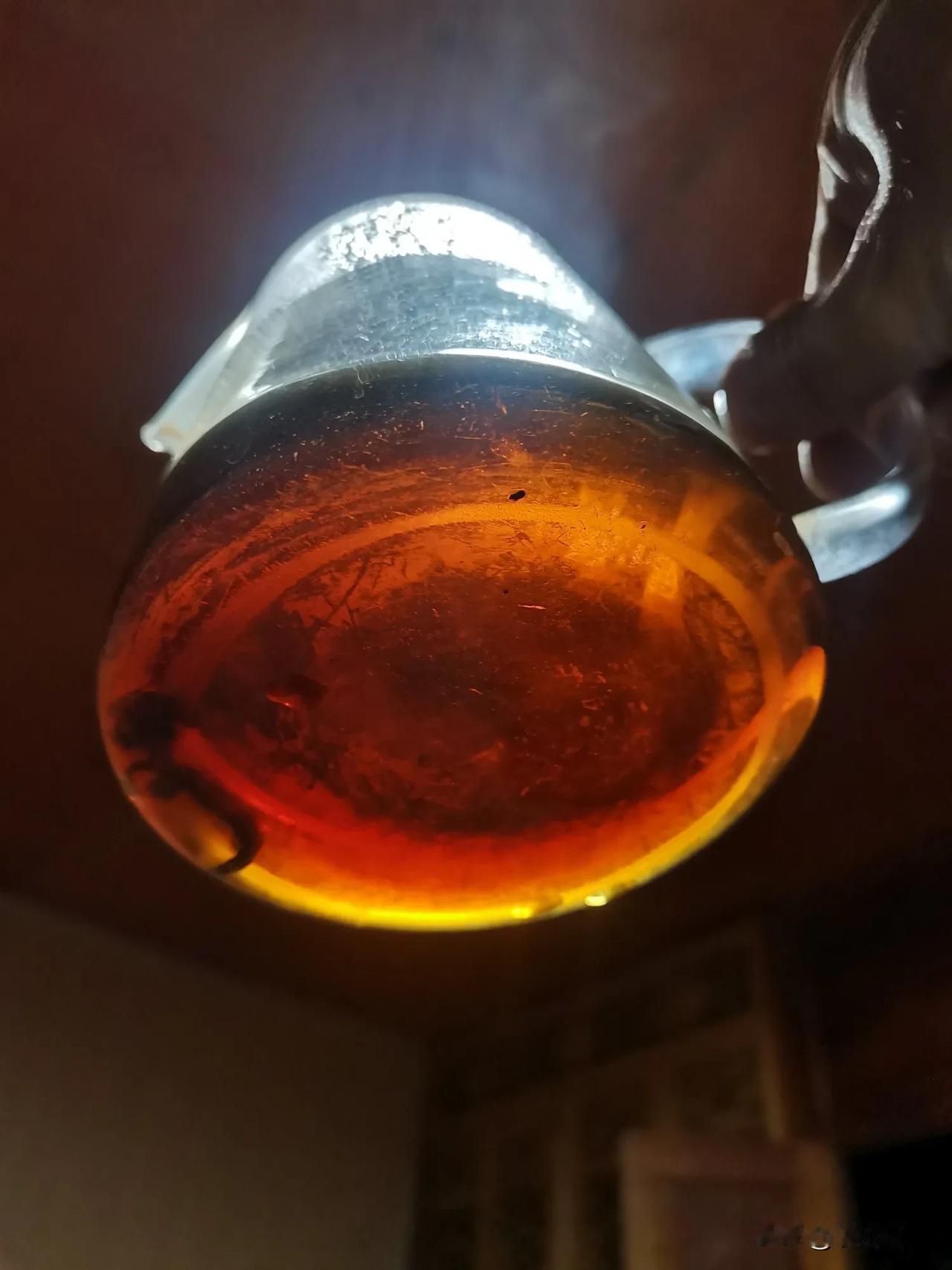优质熟茶外观金毫显露，条索清晰匀整，色泽褐红油润，冲泡后茶汤红浓明亮，香气以陈香