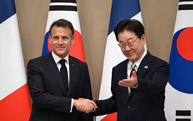 上周小马又跑去访问日韩了，西方人的变脸戏就好比六月的天气，刚刚还是晴空万里，突然