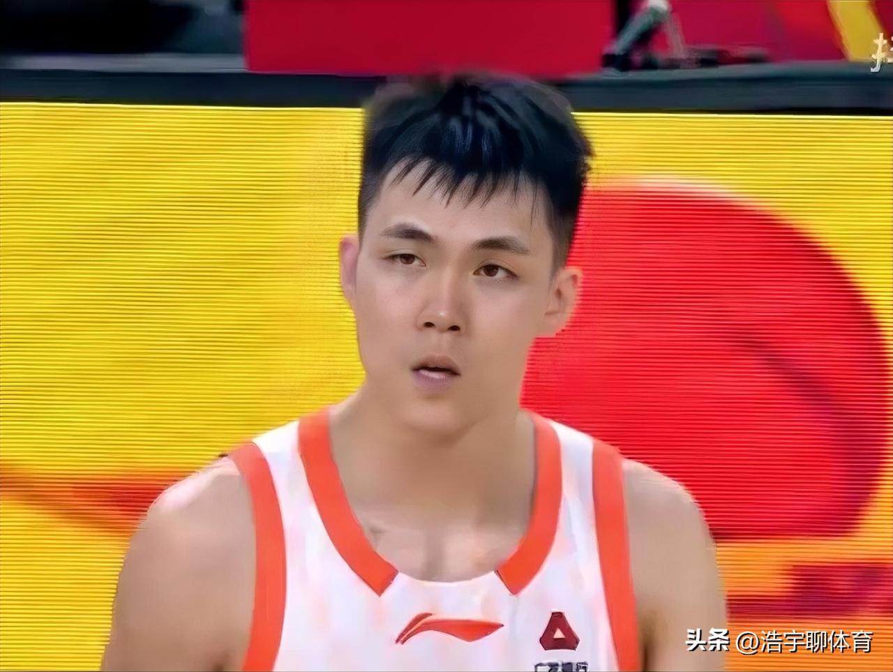 意外，庞铮麟鞠躬致敬，杜指导反应不及，胡明轩表情惊讶，庞老六这是什么意思？
广东