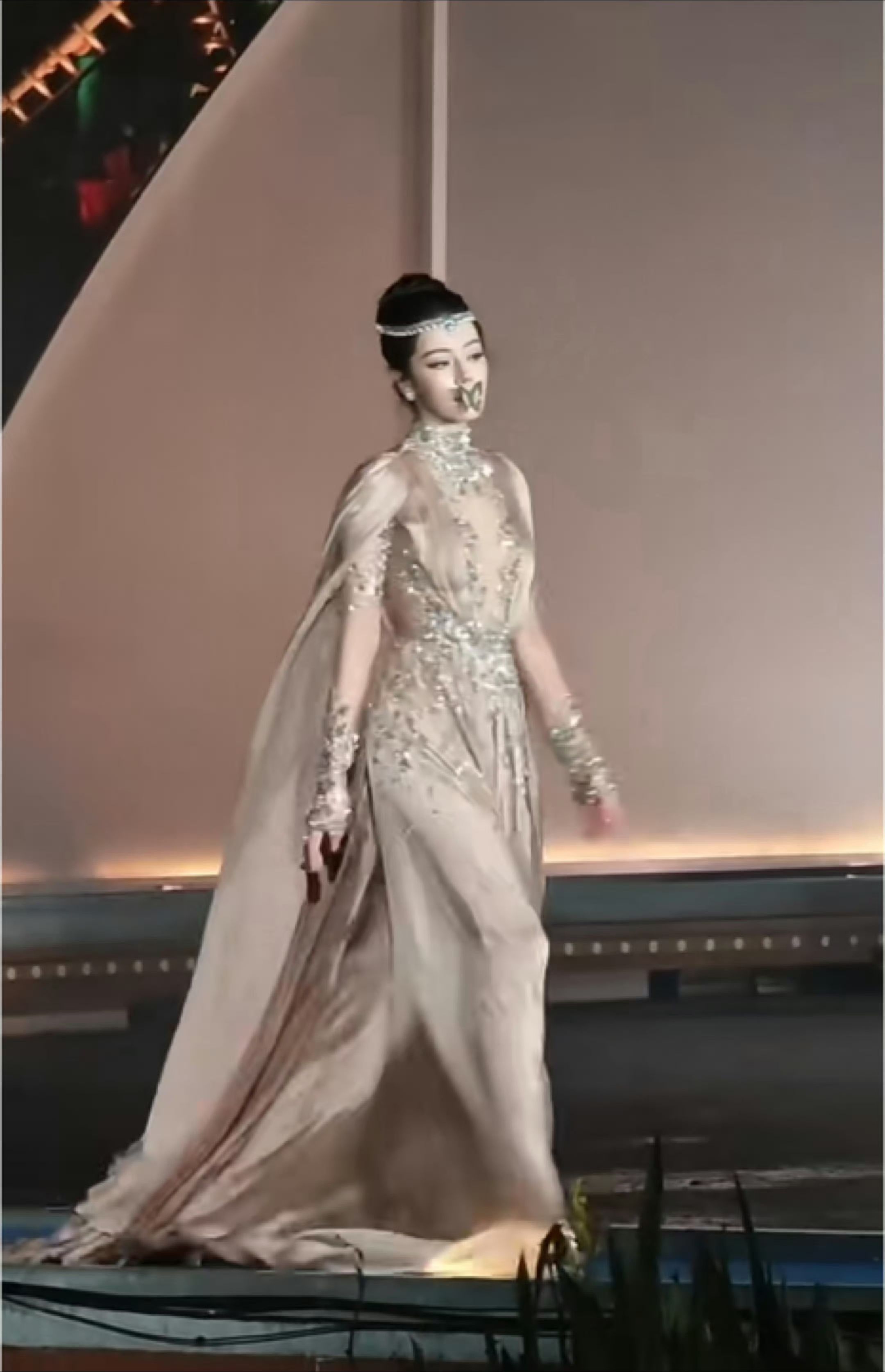 迪丽热巴嘴上叼着蝴蝶太美了吧 ​​​