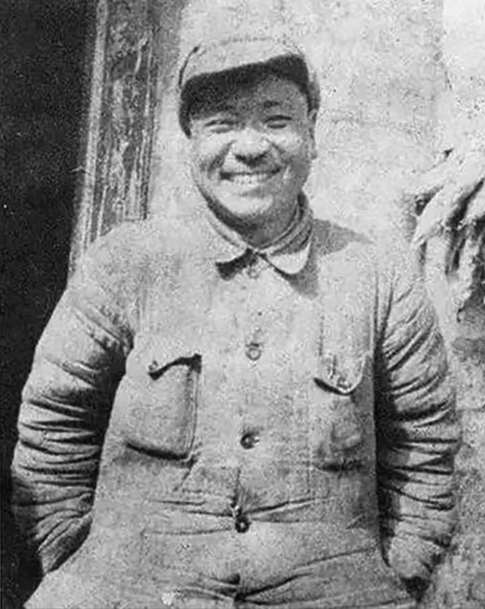 1945年，袁殊授中将，戴笠欲见。组织急告：“你身份太多，留下不安全，快回解放区