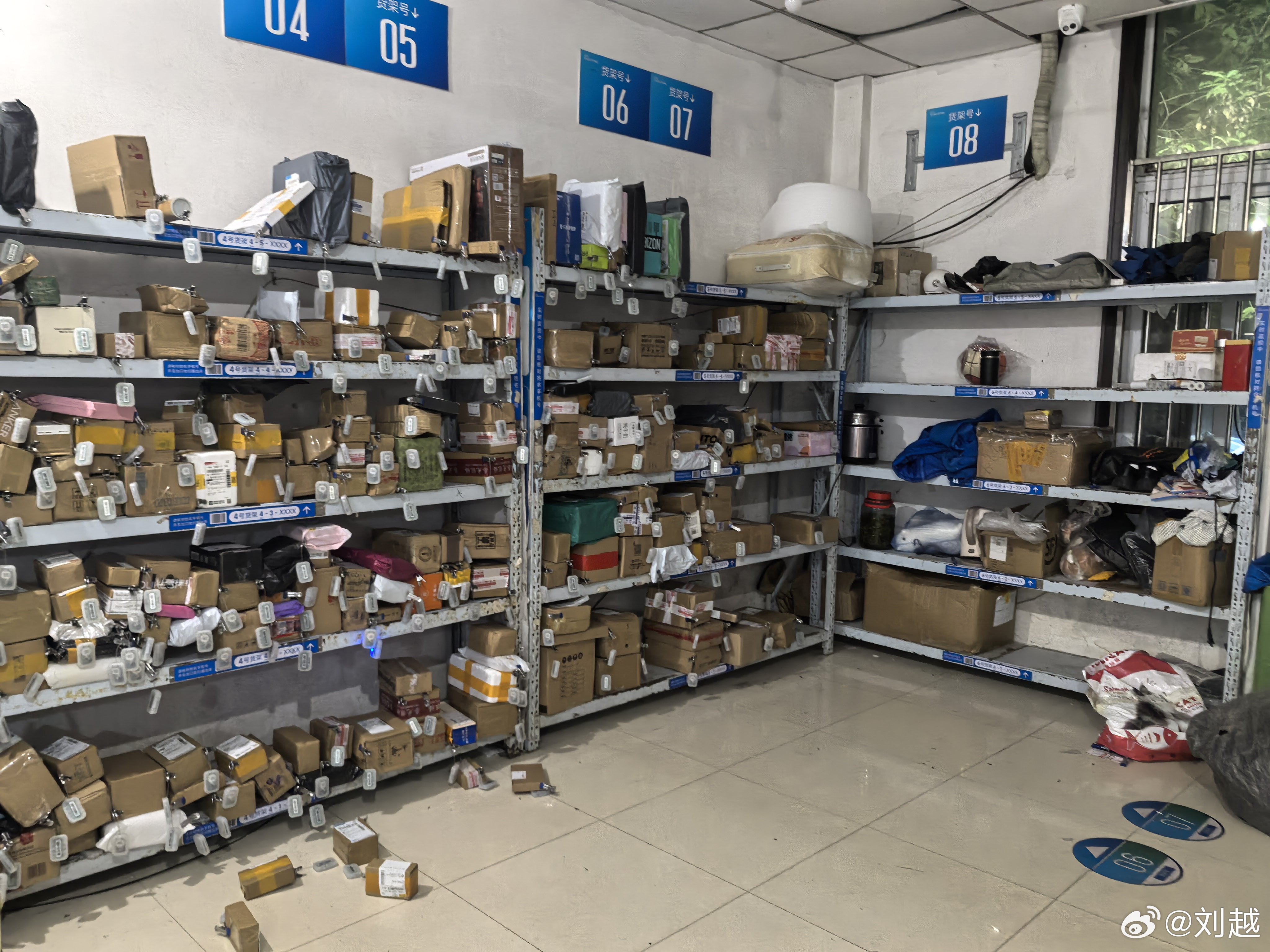 去驿站取快递，两个员工大爷在促膝深谈：各自的股市纵横几十年的得失，聊的都是大场面