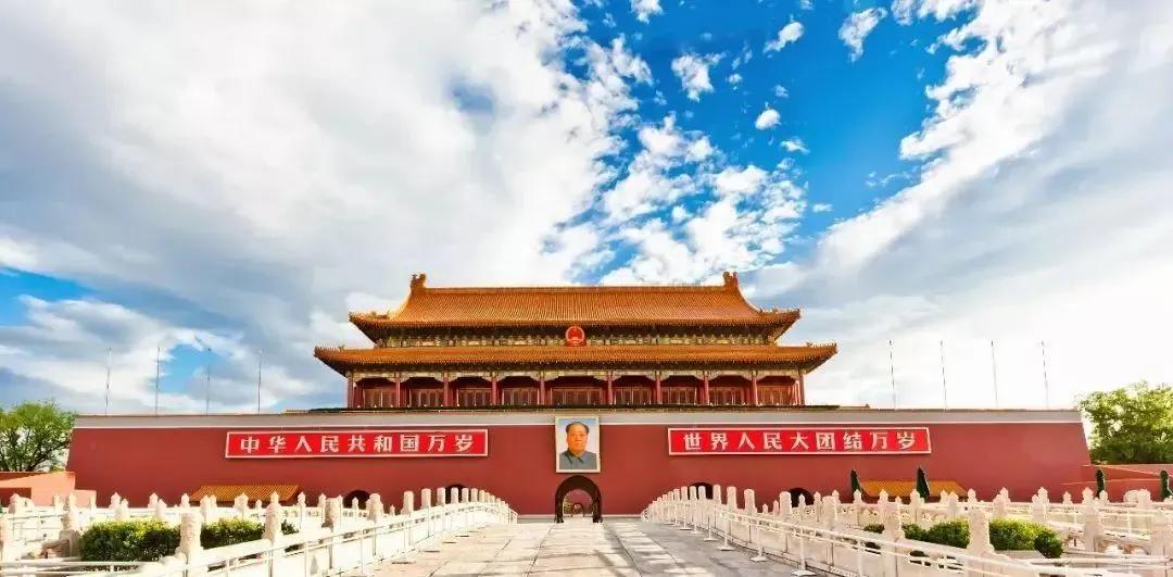 中华民族最伟大和无私的人是谁只有千古一伟人，新中国的缔造者、伟大领袖毛主席！