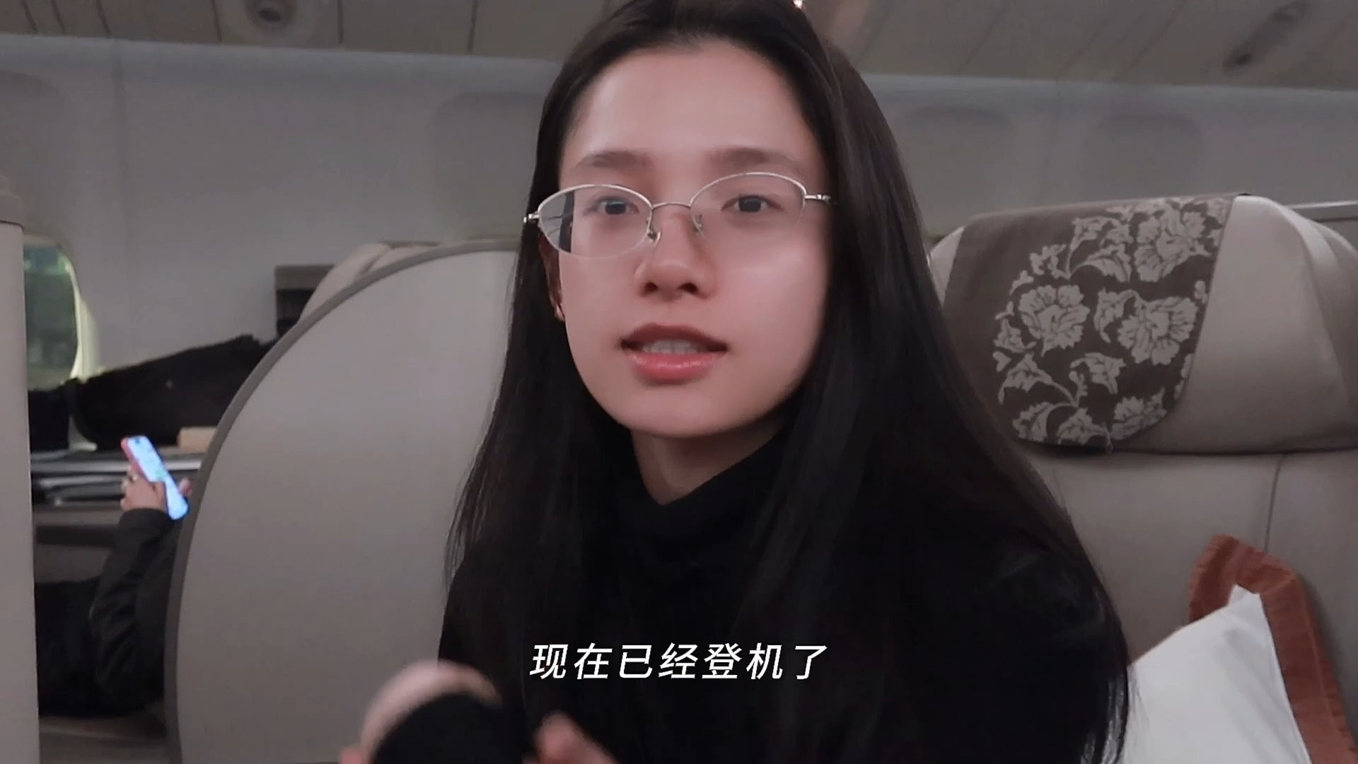 张婧仪素颜戴眼镜  张婧仪被静电攻击炸毛了 伦敦时装周vlog好可爱，不仅有素颜