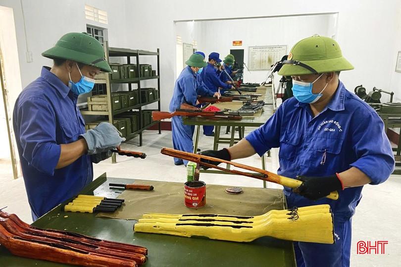 越南河静省军事指挥部后勤技术部K19仓库的战士们日夜默默“翻新”武器，确保该省武