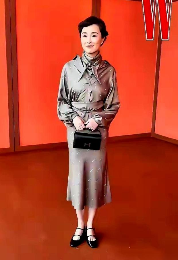 53岁吴越穿了一身爱马仕，评论区没夸她有钱，反倒替她急上了

有人嫌那身衣服穿在
