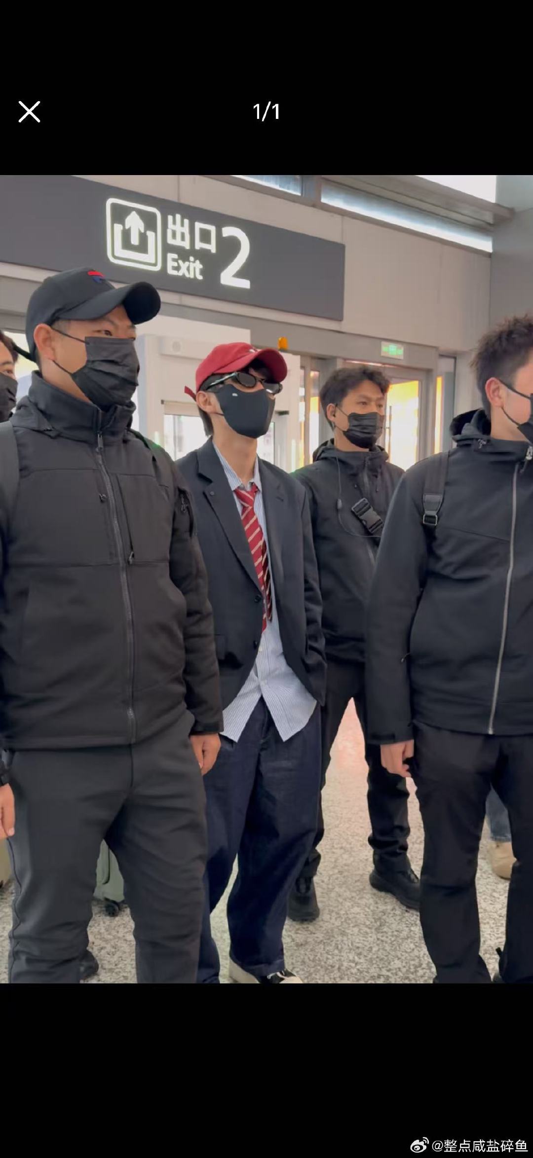 代旭 在机场失去的都要夺回来 代旭有保镖了代旭最新机场路透气场全开，墨镜搭配棒球